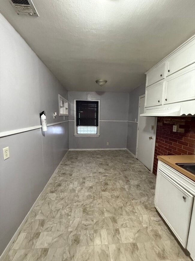 Building Photo - 2754 Lakehurst Ave