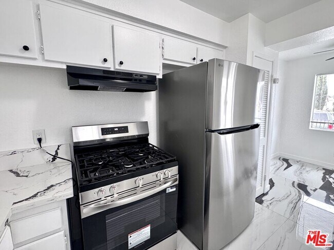 Building Photo - 1630 W 104th St