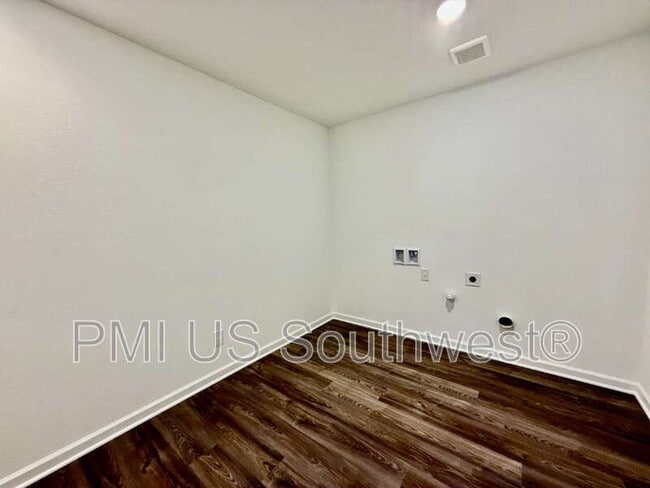 Building Photo - 2580 View Way