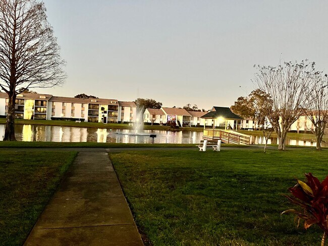 Building Photo - 1 Bedroom 2nd Floor Condo in East Orlando with Laminate Flooring and Scenic Balcony View!