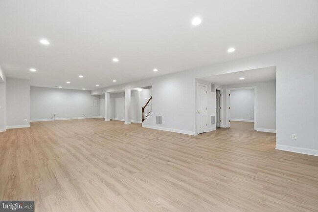 Building Photo - 5285 Meadow Estates Dr