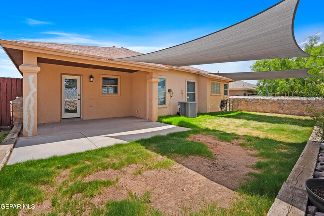 Building Photo - 10039 Paloma Dr