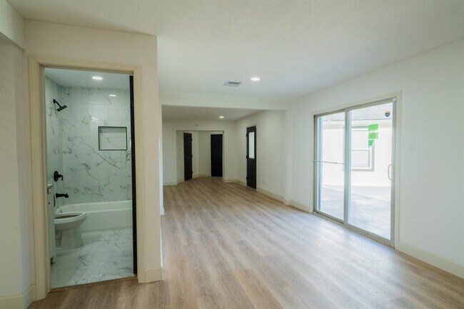 Building Photo - 1402 Bayou Shore Dr