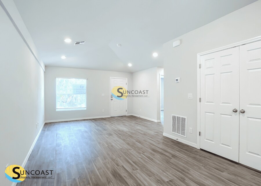 Building Photo - 827 Hickory Ave