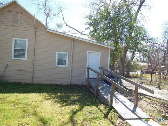 Building Photo - 824 W Mill St