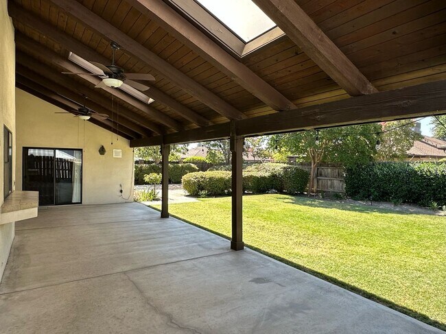 Building Photo - 475 E Mercedes Ave