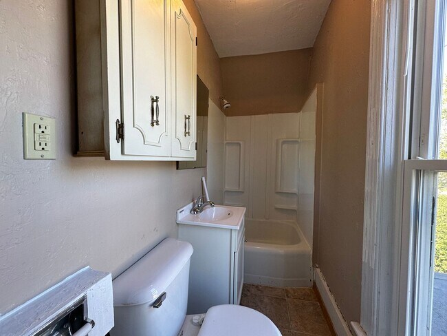 Building Photo - 4 bed 2 bath house $1,050