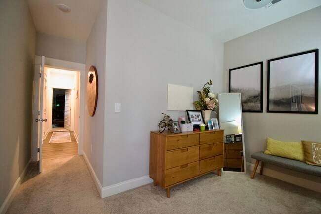 Building Photo - 3 Bed 3.5 Bath Luxury Townhome in Convenient Location!