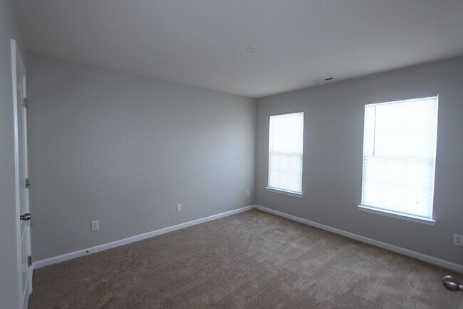 Building Photo - Well maintained 4 bedroom home with a golf course view!