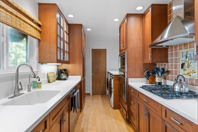 Building Photo - 530 Rockaway Beach Ave