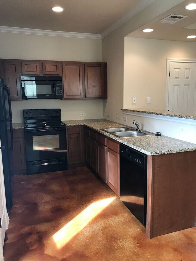Building Photo - Town home for rent