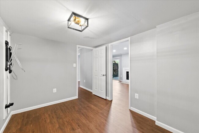 Building Photo - Stunning End-Unit Townhouse with Golf Cour...