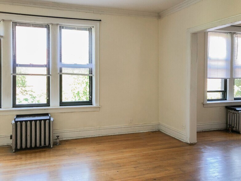 Building Photo - 627 W Melrose St