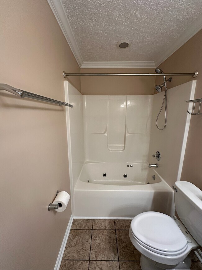 En-suite bathroom in 1st floor Primary bedroom - 2231 Whitney Ct