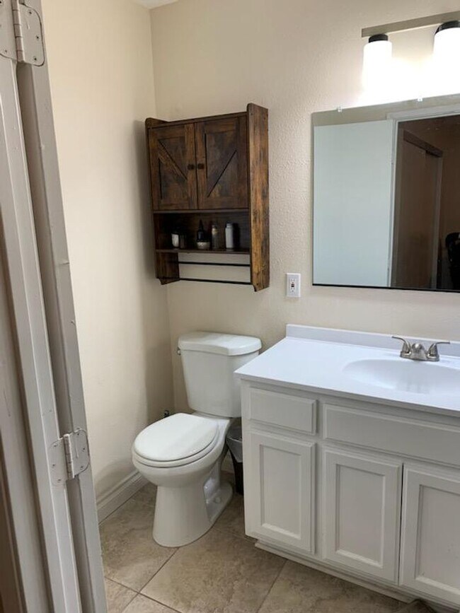 Building Photo - Two Bedroom Two Bathroom Duplex in Hemet!