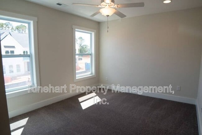 Building Photo - 663 Melville Dr