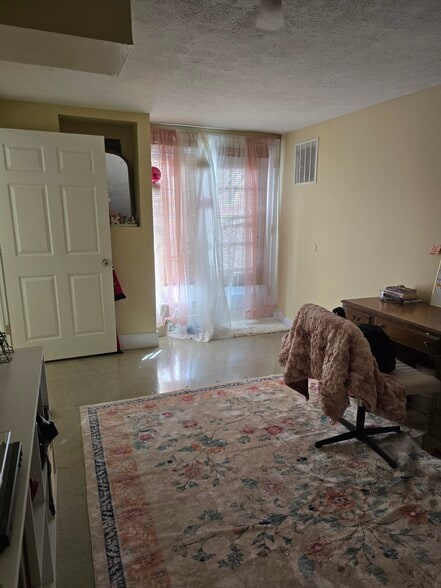 Building Photo - 1120 N Lincoln St