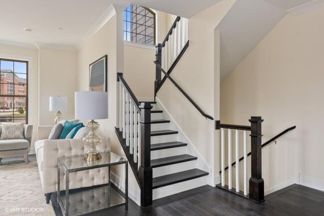 Building Photo - 3 bedroom in Chicago IL 60015