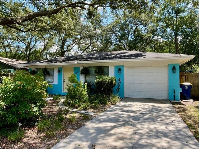 Building Photo - Completely Remodeled! Close to  Historic D...