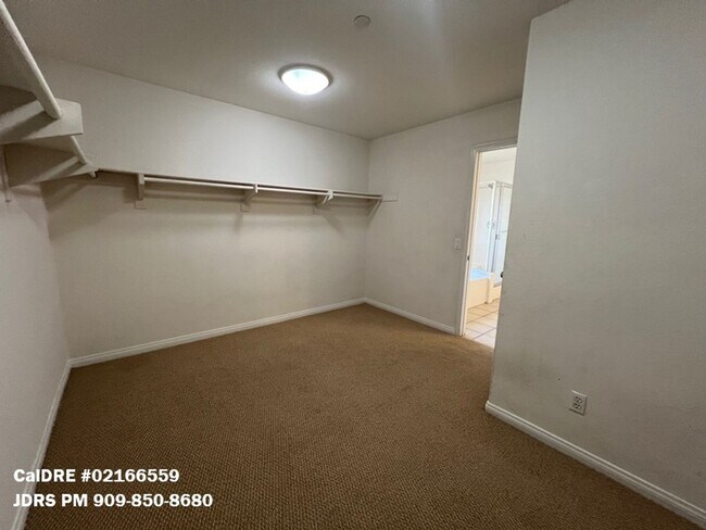 Building Photo - Riverside 5 Bedroom Home