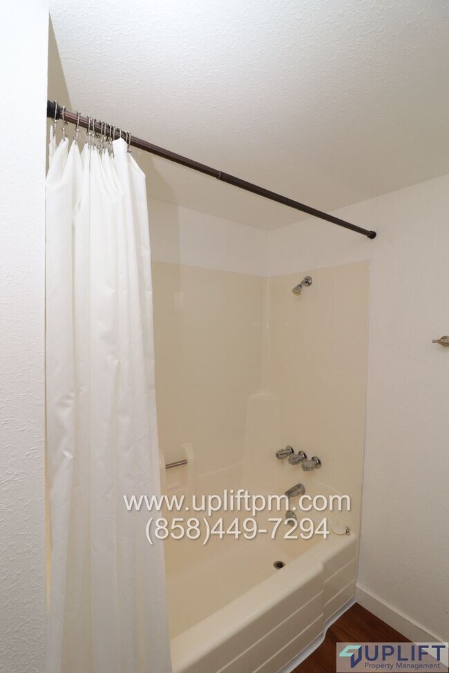 Building Photo - 4 Bed 3 Bath House in Spring Valley w/ Was...