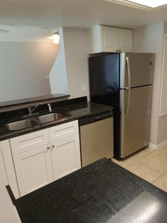 Building Photo - 2122 Fan Palm Dr