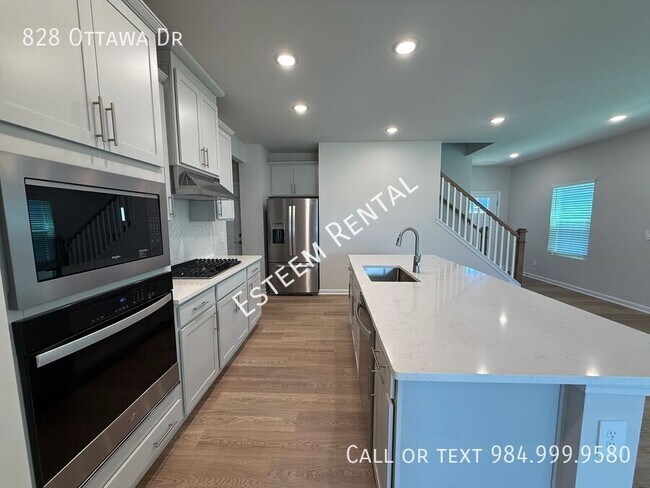 Building Photo - 828 Ottawa Dr