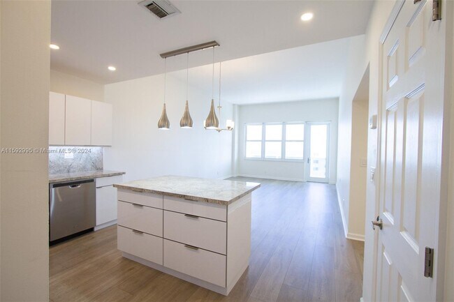 Building Photo - 3725 S Ocean Dr