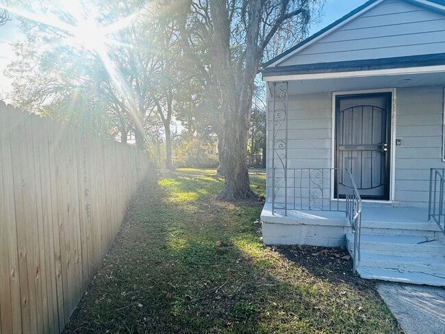 Building Photo - **Move in ready 3/1 Single Family home 32254