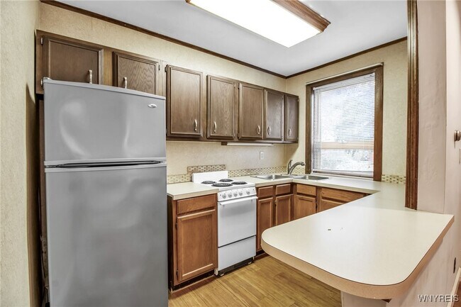 Building Photo - 530 Linwood Ave