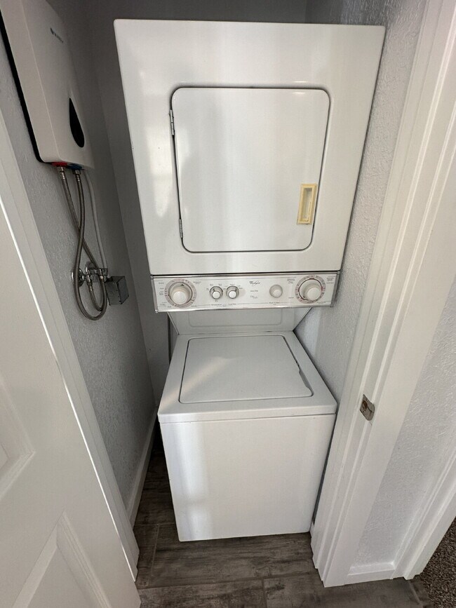 Building Photo - "Charming Little 2-Bedroom Gem on North 5th Street with Elegant Granite Touches!"