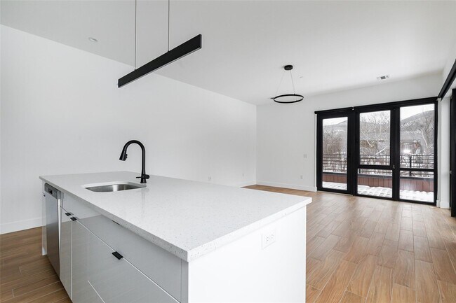 Building Photo - 300 Arno Dr