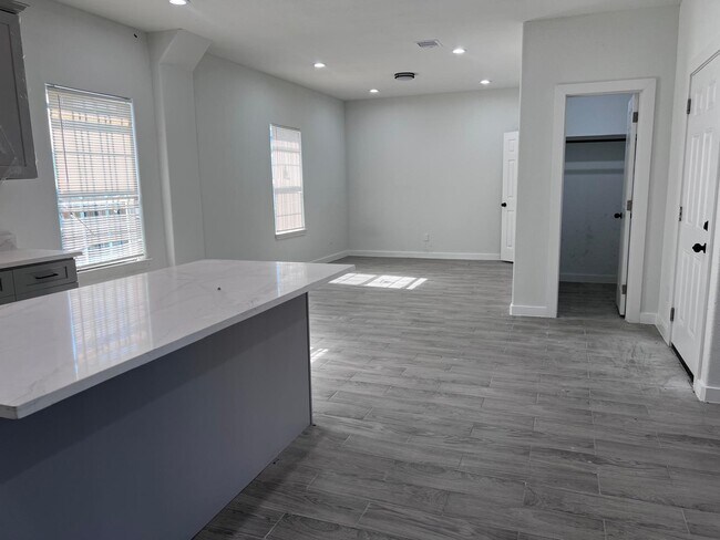 Building Photo - 9210 Martell St