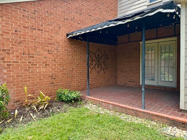 Building Photo - LIVE IN THE HEART OF FOREST ACRES