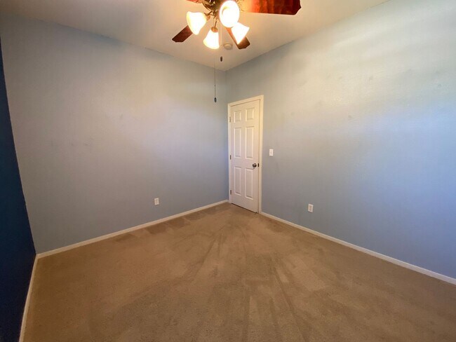 Building Photo - 2643 W Oakridge Ave