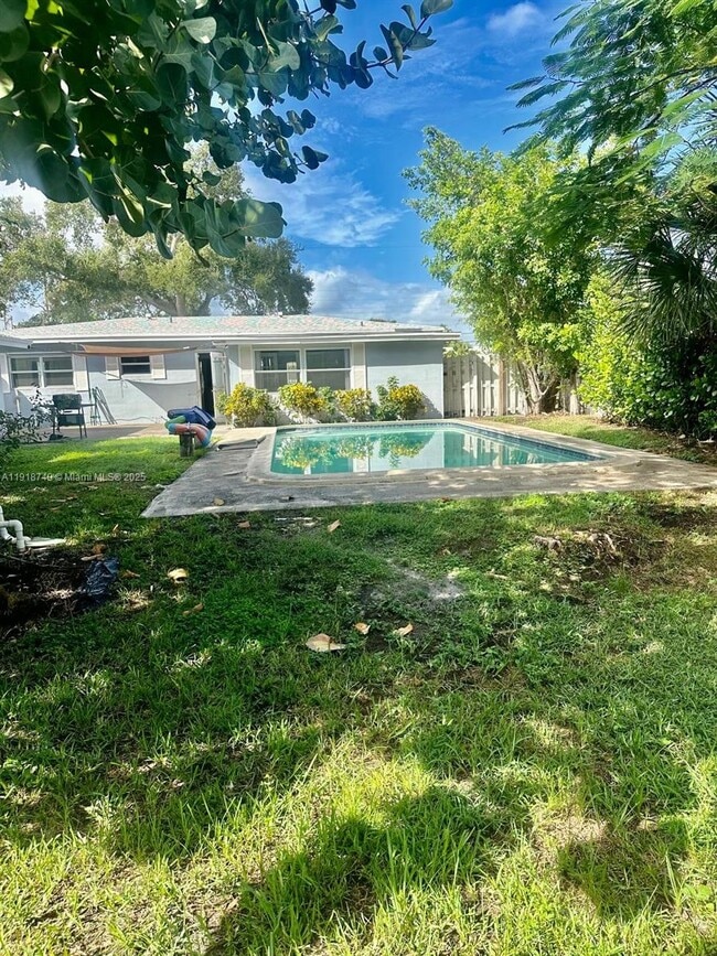 Building Photo - 1810 SW 22nd Ave