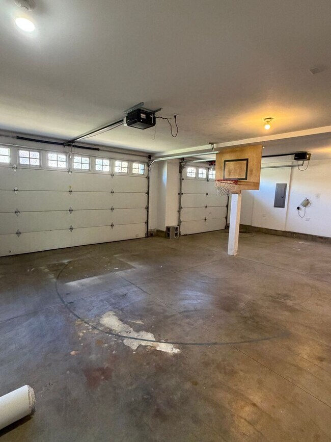 Building Photo - 5 Bedrooms and 2.5 Bathrooms with Views of the Rolling Hills of Corvallis Country Club