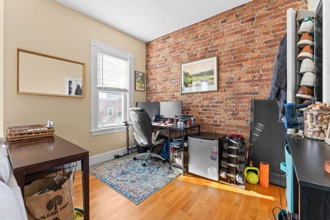 Building Photo - 470 E 6th St