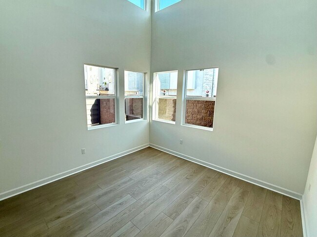 Building Photo - LIVE IN A NEW HOME!