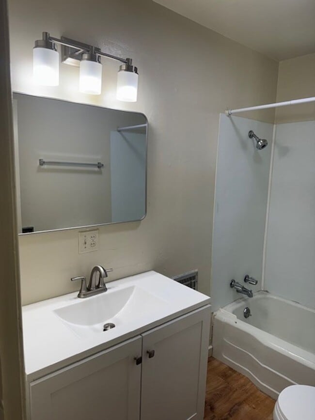 Building Photo - Downtown Home with One Car Garage and Fenced Backyard