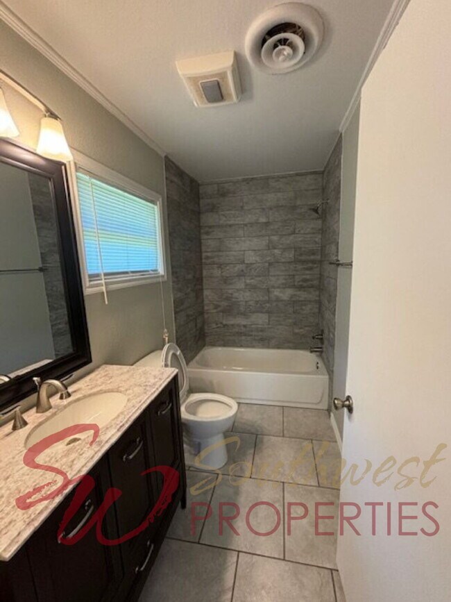 Building Photo - Spacious, bright updated 4 bedroom 3 bath close to campus!!