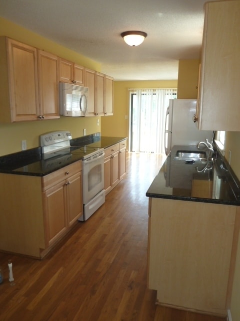 Building Photo - Large updated 4br 3.5ba duplex w/ parking ...