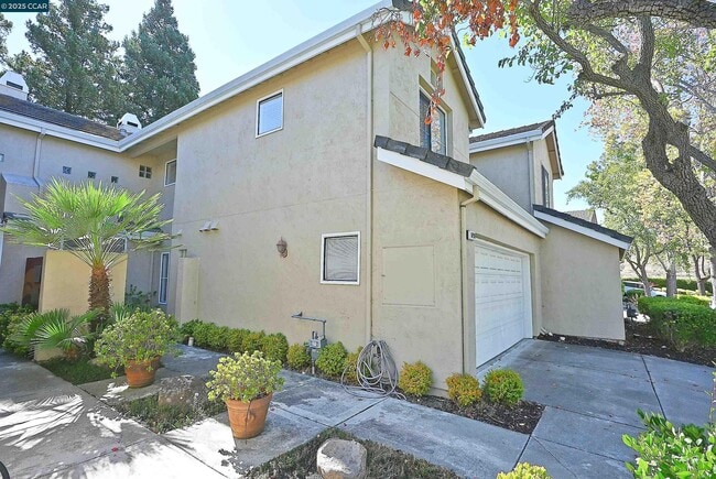 Building Photo - 6198 Lakeview Cir