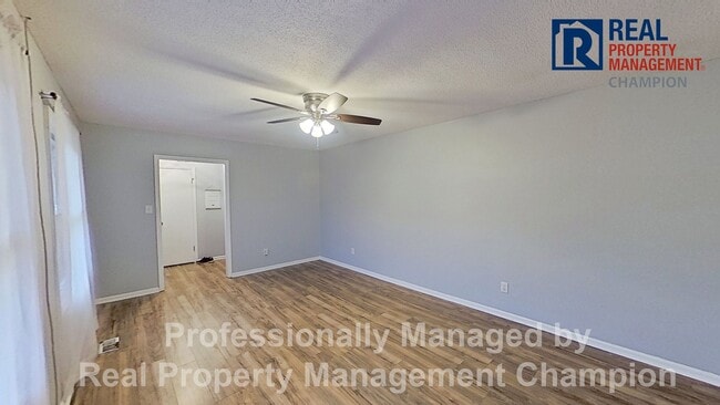 Building Photo - Adorable 3 BD/2 BA with Large Lot on Cul-de-Sac