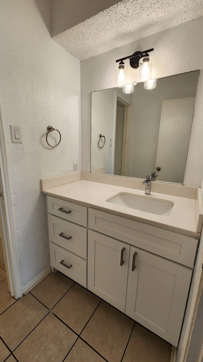Building Photo - 2519 Lido Ln