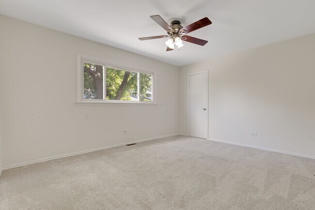 Building Photo - 421 Collen Dr