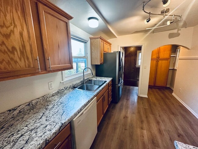 Building Photo - Elegant 2-Bedroom Single Family Home w/ Mo...