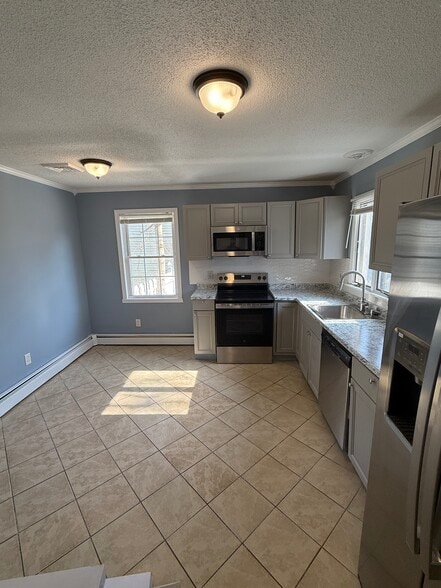 Building Photo - 8 Miles Ave