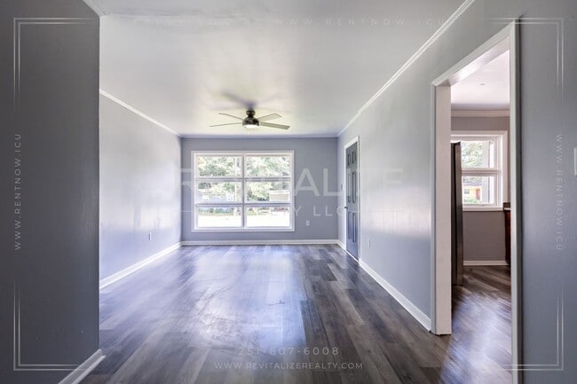 Building Photo - Charming 3-Bedroom Home with Unique Dual E...