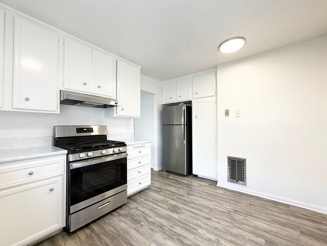 Building Photo - Lower Level w/ Private Fenced Yard!